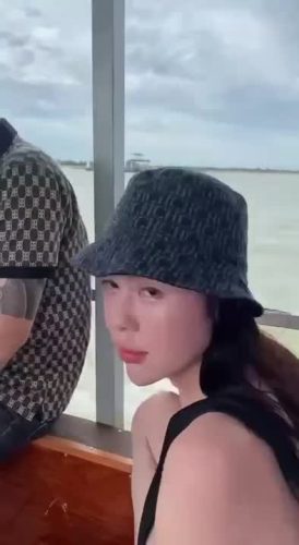 Bóp vú em gái xinh tươi trên phà