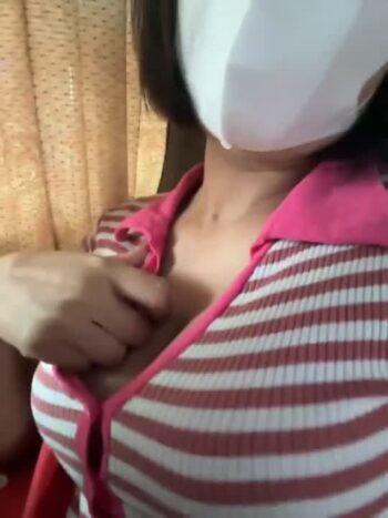 Em gái có sở thích show vú trên xe bus